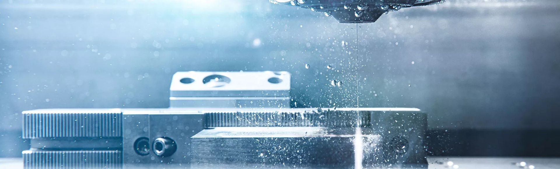 Nahaufnahme eines silbernen Metallteils mit Schrauben und einem runden Loch in der Mitte.